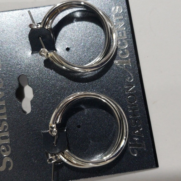 Elegant Silver-tone Double Interlocking Hoop Earrings - Women's Fashion Jewelry - Picture 6 of 7